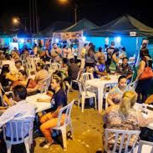 Grupo Em Cima da Hora anima a Feira da Lua na Vila Guarani