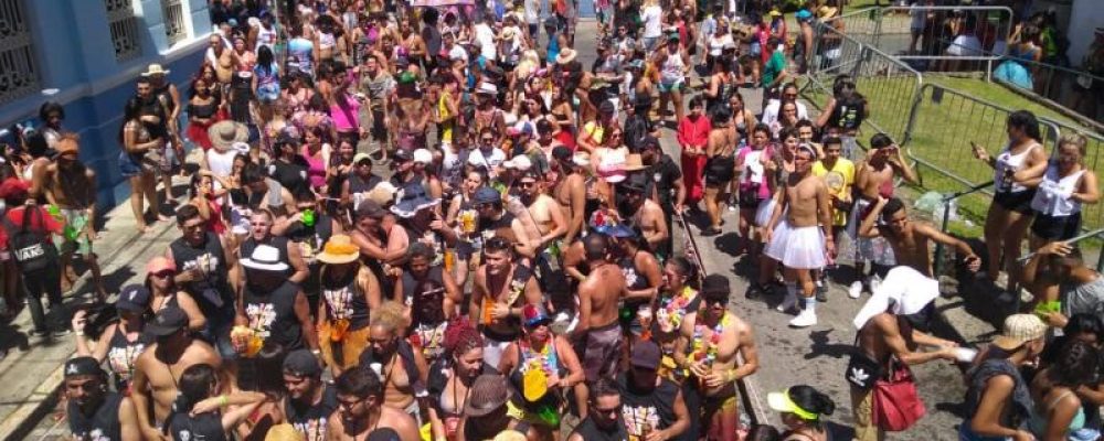 Banho de Mar à Fantasia leva milhares pessoas às ruas do Centro Histórico