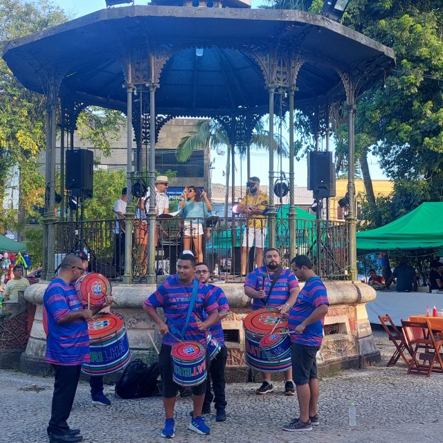 Samba e marchinhas animam o Centro de Paranaguá