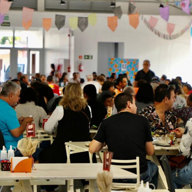 Festa da Tainha: cerca de 2 mil pessoas passaram pelo Mega Rocio só na hora do almoço