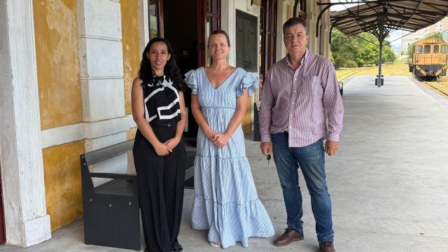 Neta de Célia de Souza Guetter visita a Estação Ferroviária de Paranaguá.