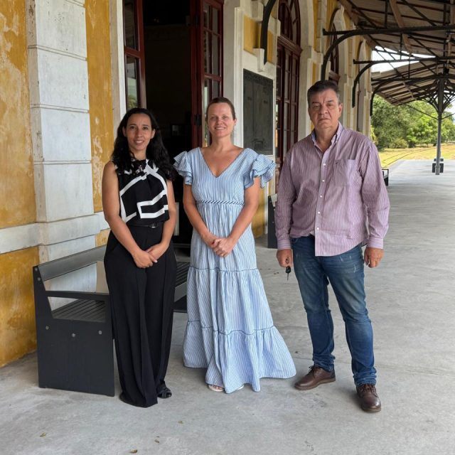 Neta de Célia de Souza Guetter visita a Estação Ferroviária de Paranaguá.