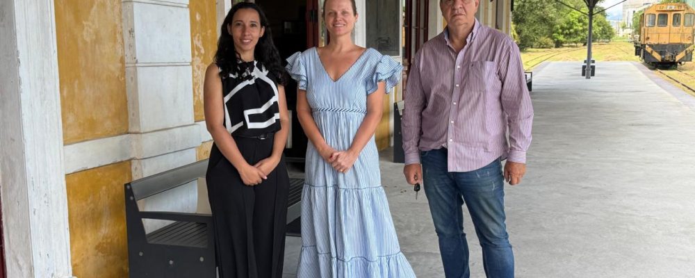 Neta de Célia de Souza Guetter visita a Estação Ferroviária de Paranaguá.